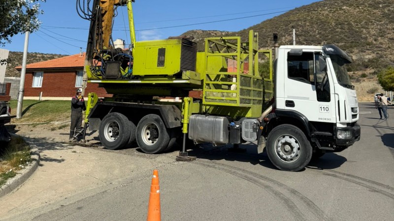Médanos: Un equipo de la UNPSJB comenzó a realizar perforaciones para analizar los movimientos del cerro