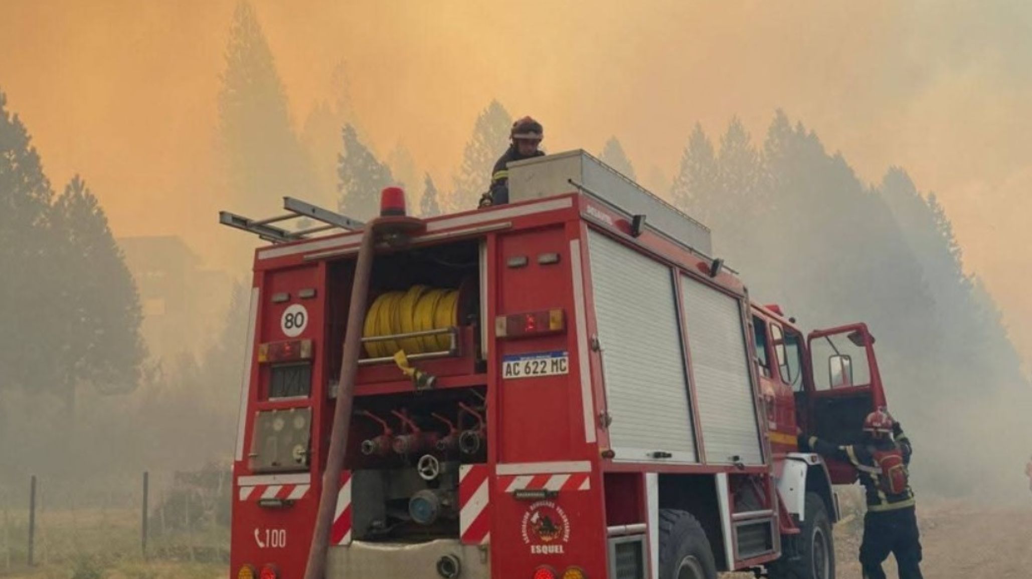 Bomberos de Trevelin lanzan una campa馻 solidaria para comprar un cami髇 de ataque forestal