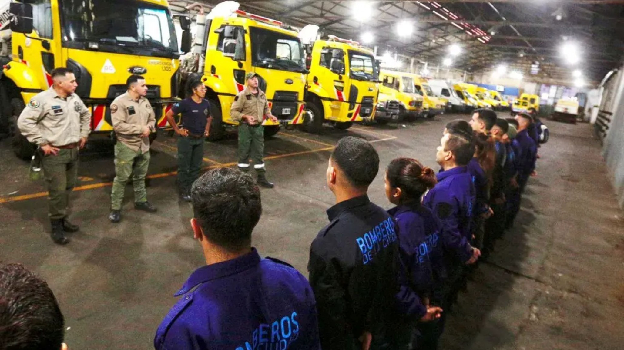Bomberos de Buenos Aires y brigadistas de todo el país refuerzan el combate contra incendios en Chubut