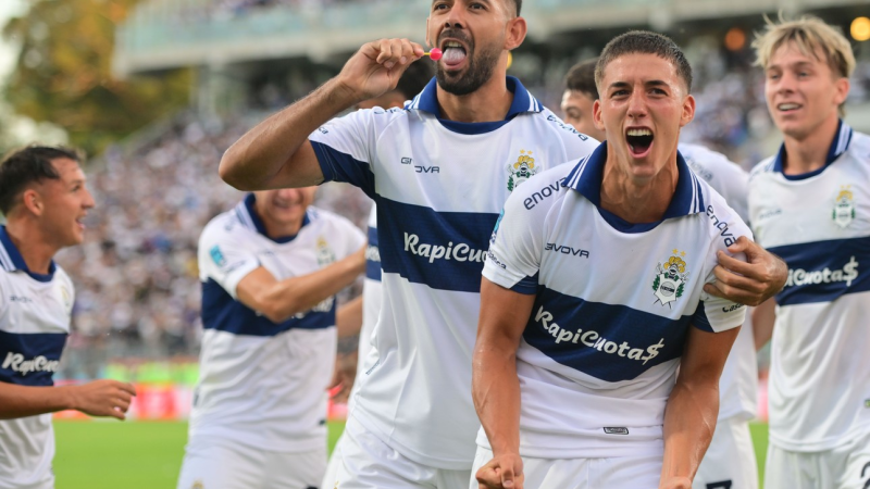 Con un gol olímpico, el Lobo venció a Racing en el inicio del Apertura
