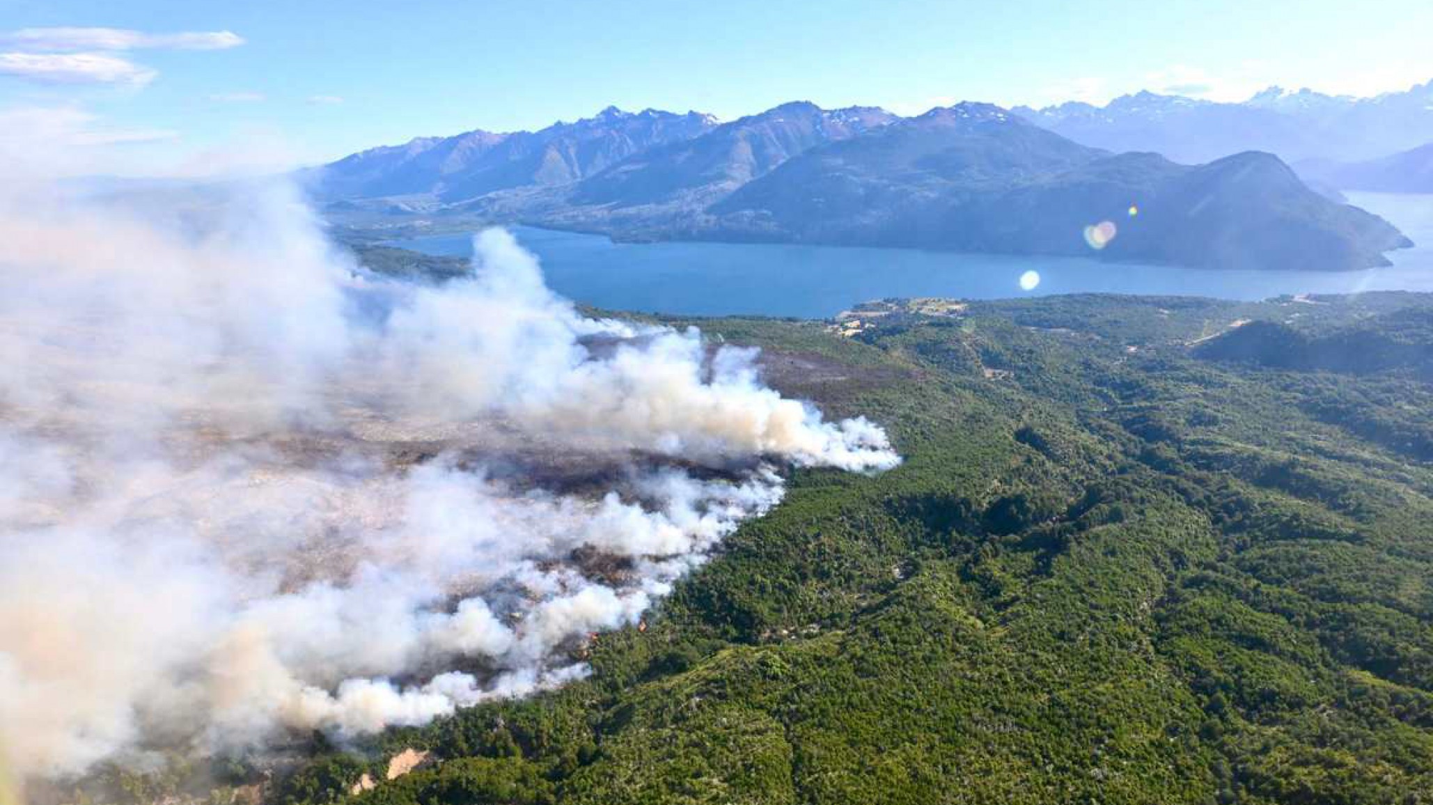 Calor y viento reavivan incendios en Parque Nacional Los Alerces