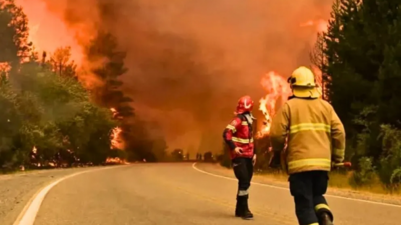 Gracias al posteo de ABCDIARIO, Arlack de Comodoro donará 3.000 bandejas y cubiertos para brigadistas tras la denuncia por la comida en bolsas