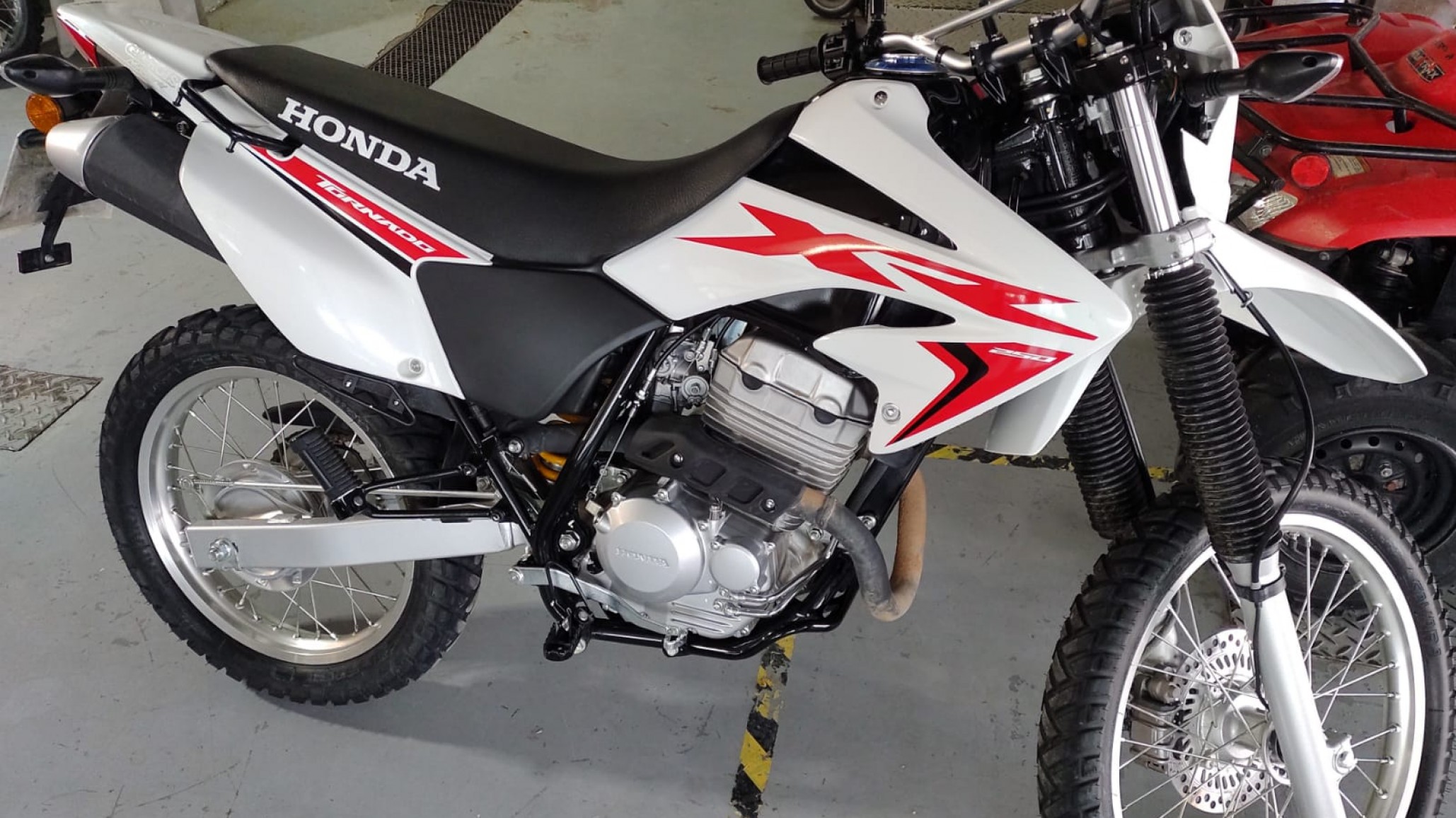 Buscan una moto Honda Tornado robada a plena luz del día en el barrio Máximo Abásolo
