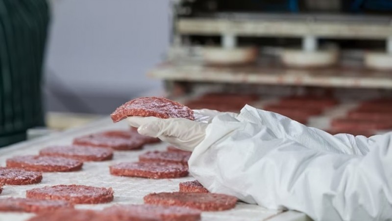 Crisis de consumo: la empresa creadora de una histórica hamburguesa ya suspendió a 450 empleados