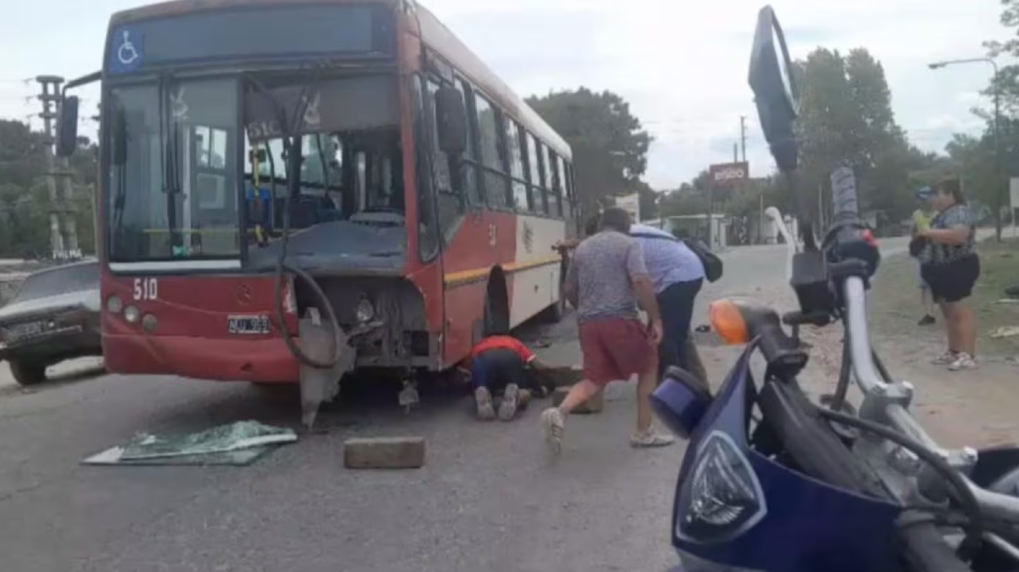 Tragedia: una familia que iba en moto chocó con un colectivo y murieron tres personas