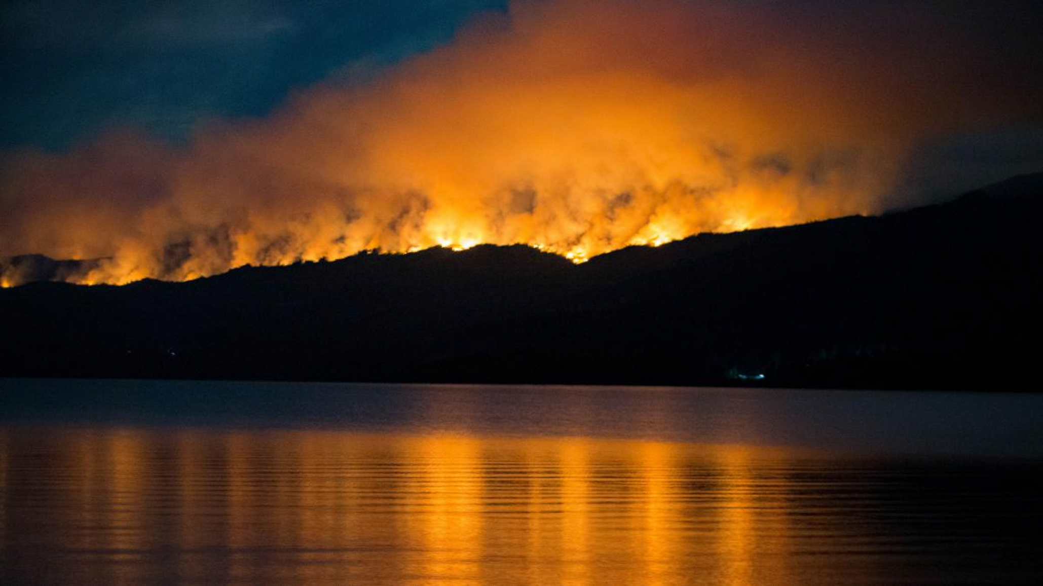 185 combatientes enfrentan el fuego en Los Alerces en una etapa clave del operativo