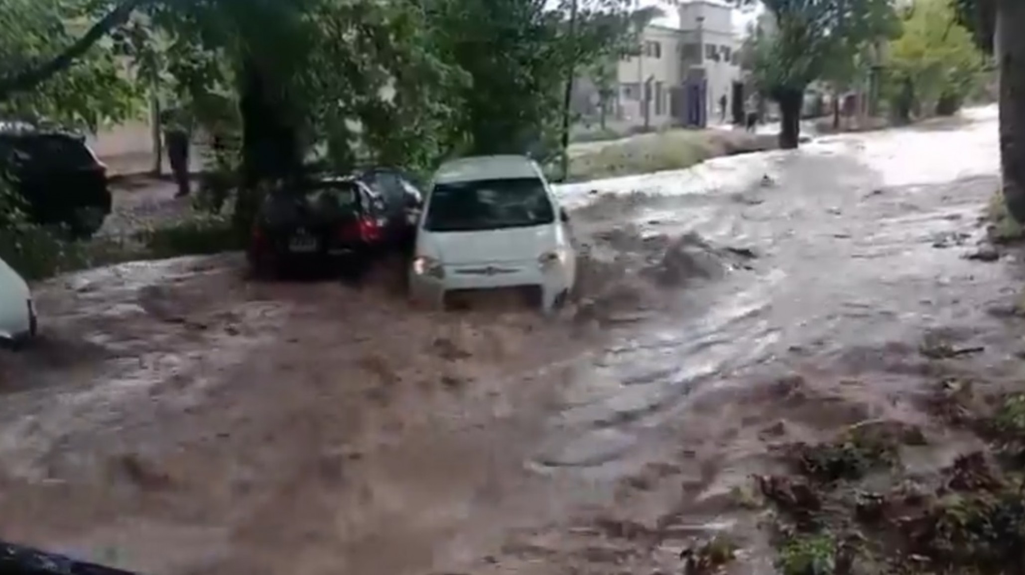Fuerte temporal de lluvia y granizo azotó a Mendoza: hay rutas cortadas, inundaciones y servicios suspendidos