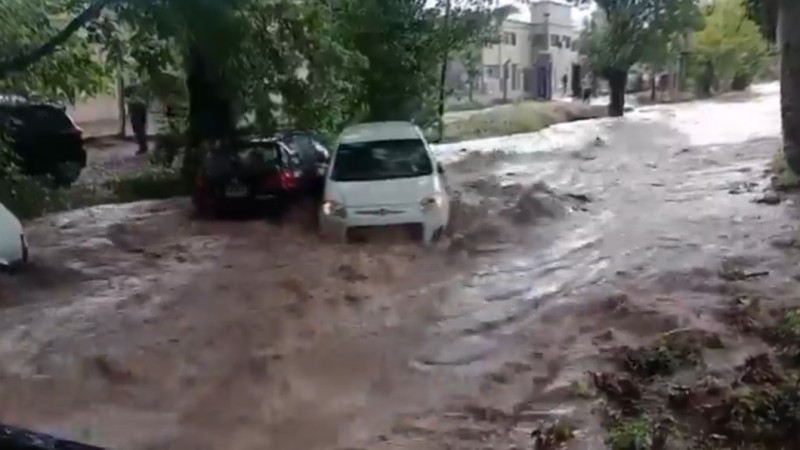 Fuerte temporal de lluvia y granizo azotó a Mendoza: hay rutas cortadas, inundaciones y servicios suspendidos