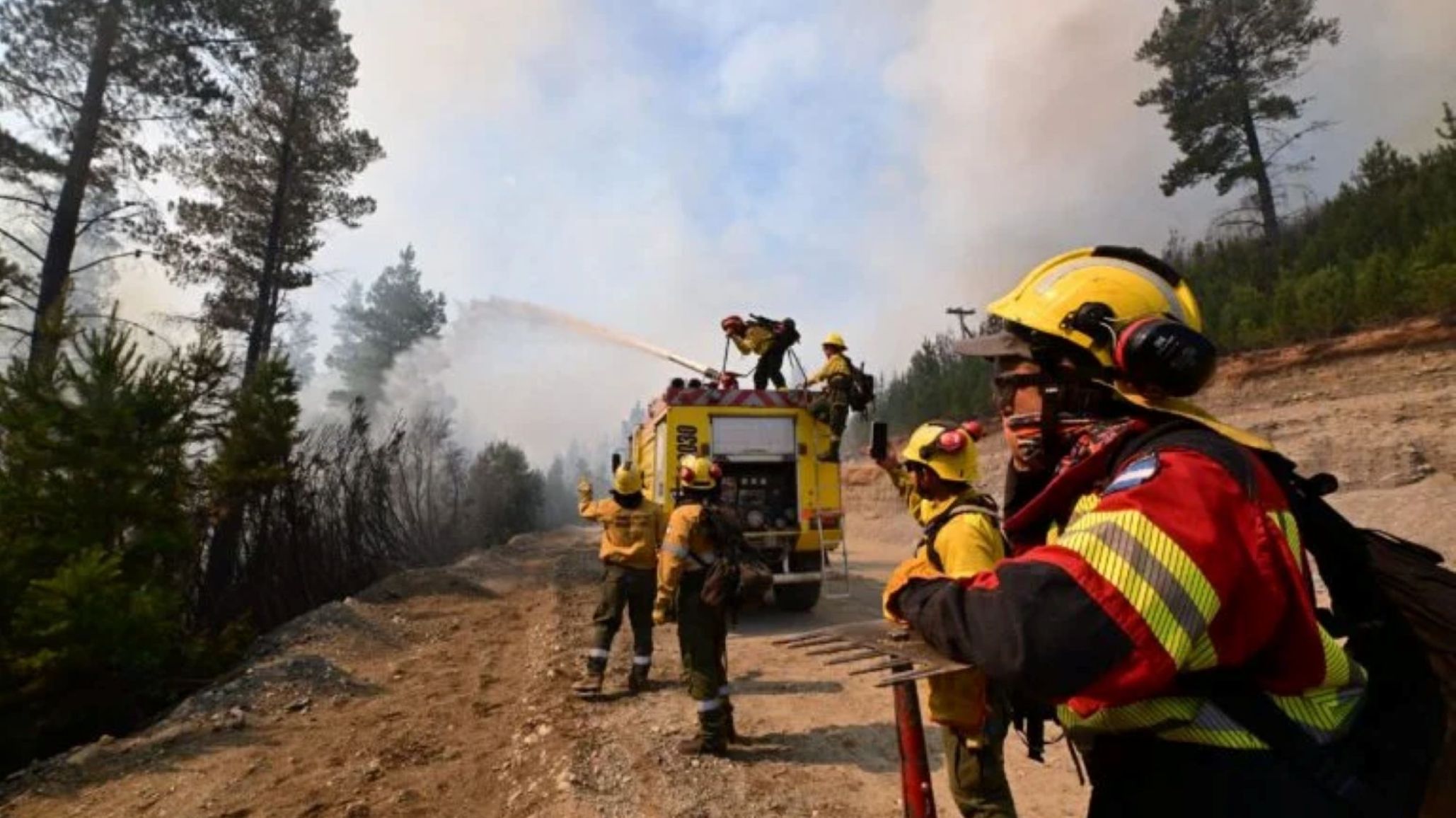 Incendio en el Parque Nacional Los Alerces: más de 500 personas y 20 medios aéreos siguen combatiendo las llamas