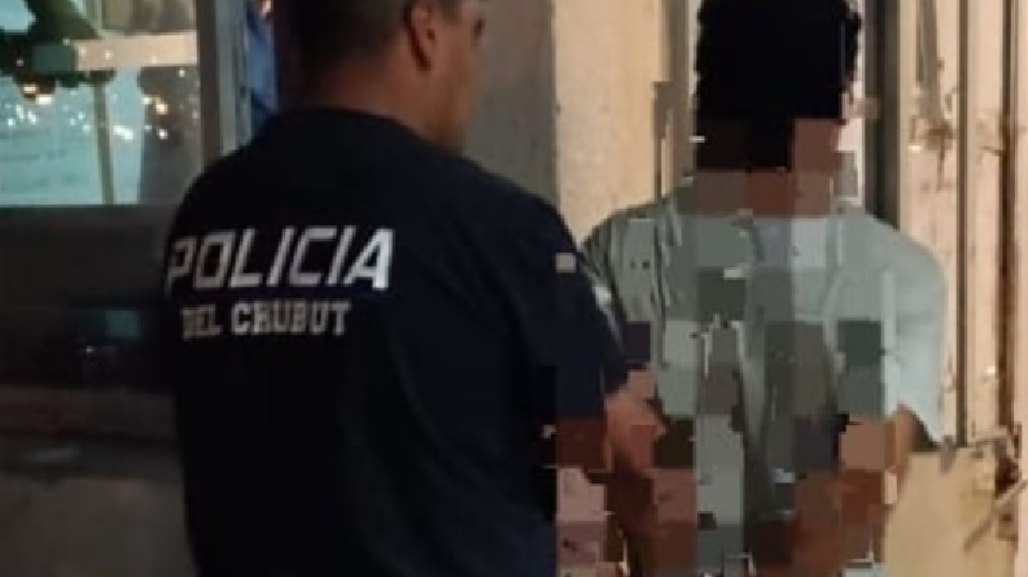 Barrio Quirno Costa: lo descubrieron caminando por los techos de una vivienda