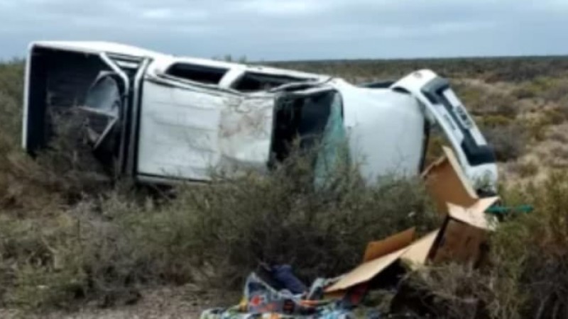 Identificaron a la mujer de Caleta Olivia que murió en el vuelco cerca de Trelew: su hijo de 24 años sobrevivió