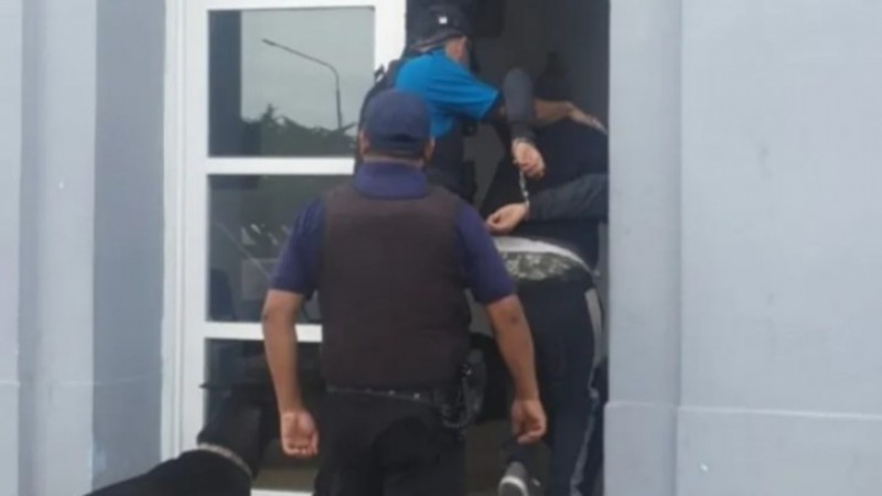 Cayó en un control policial: tenía pedido de captura y quedó detenido