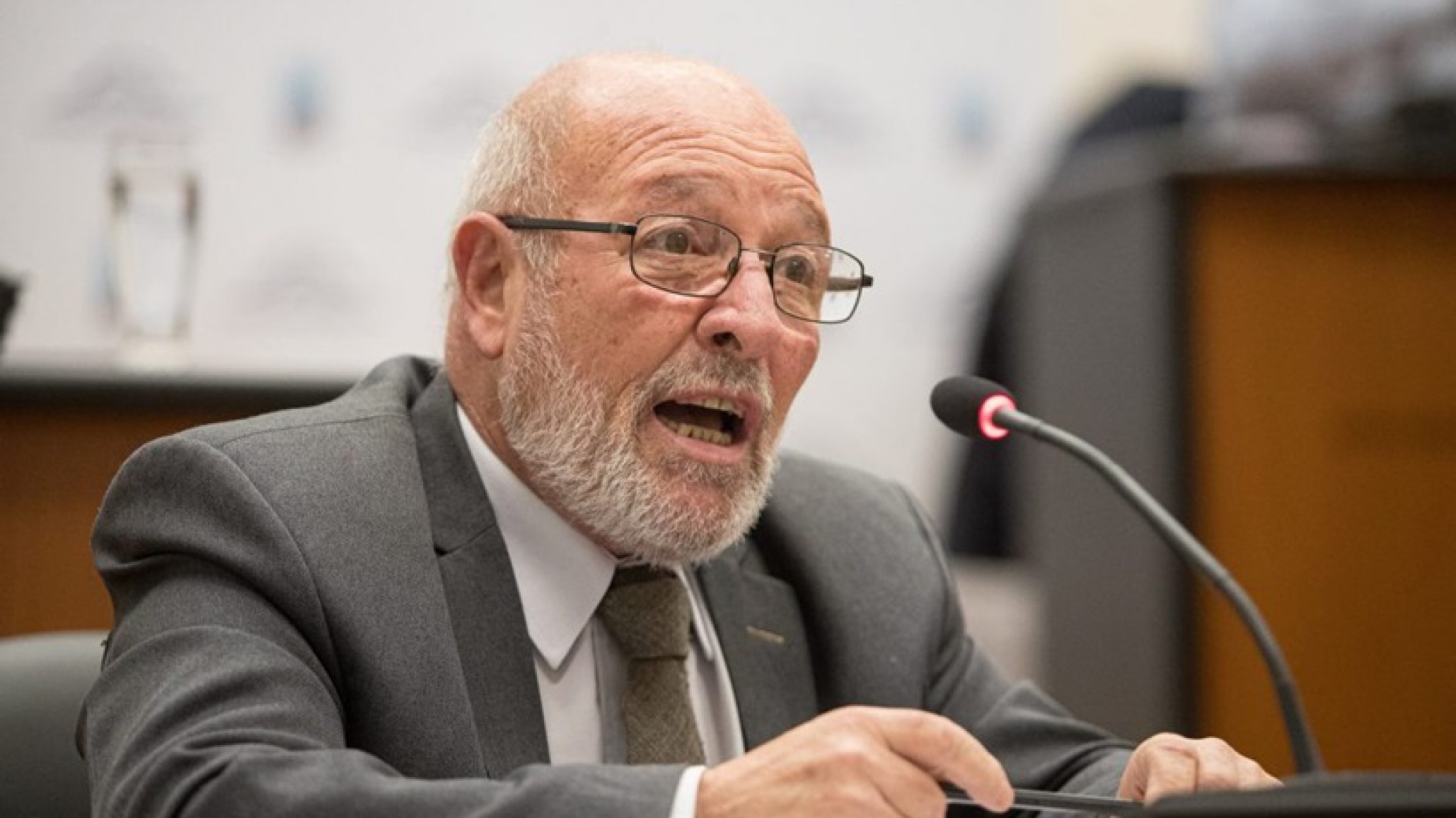 Cerro Hermitte: Lattanzio expone el silencio de los diputados libertarios mientras Comodoro espera ayuda