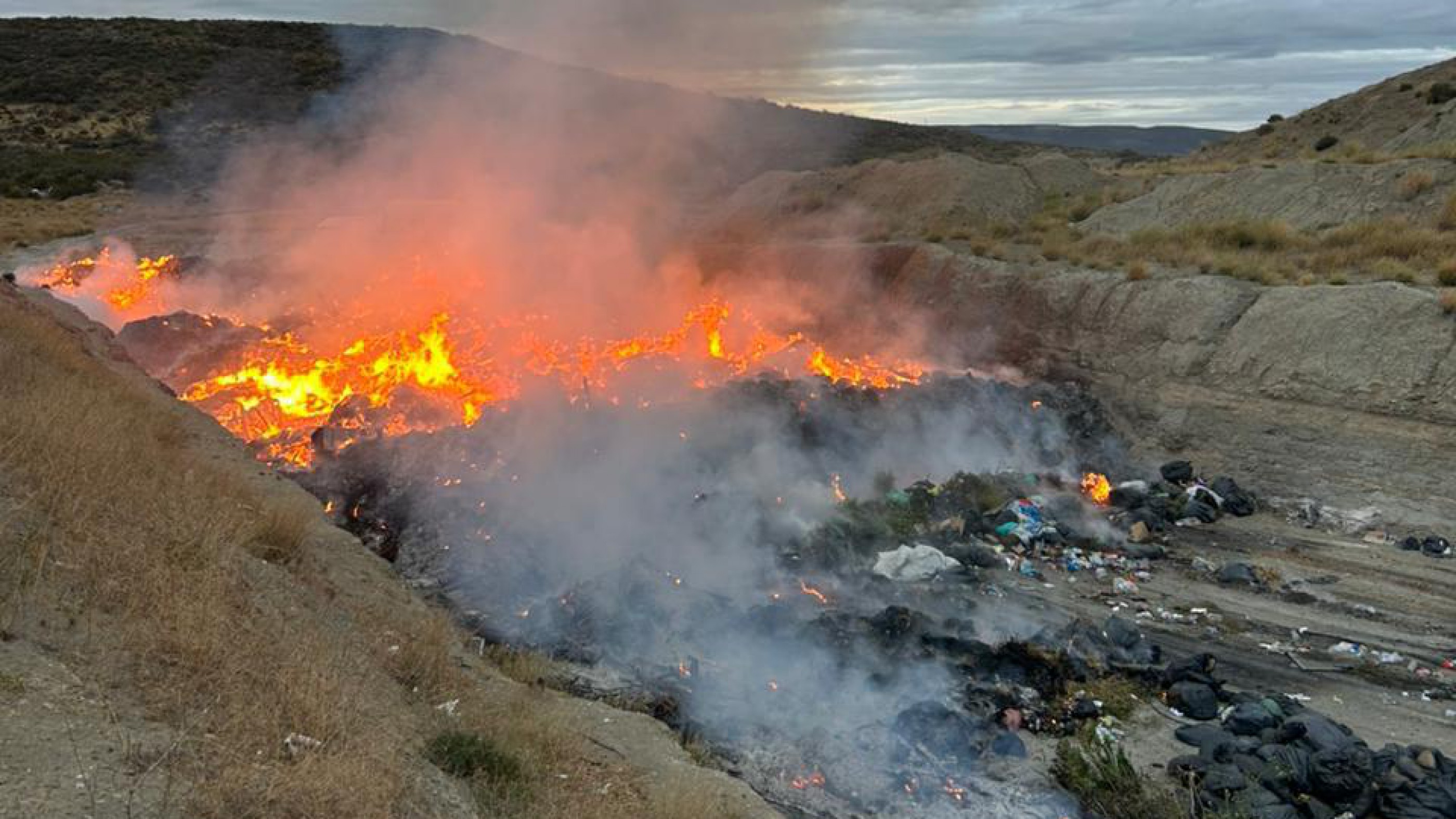 Incendio de grandes proporciones en el basural