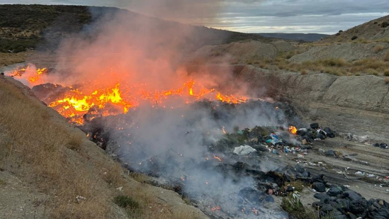 Incendio de grandes proporciones en el basural