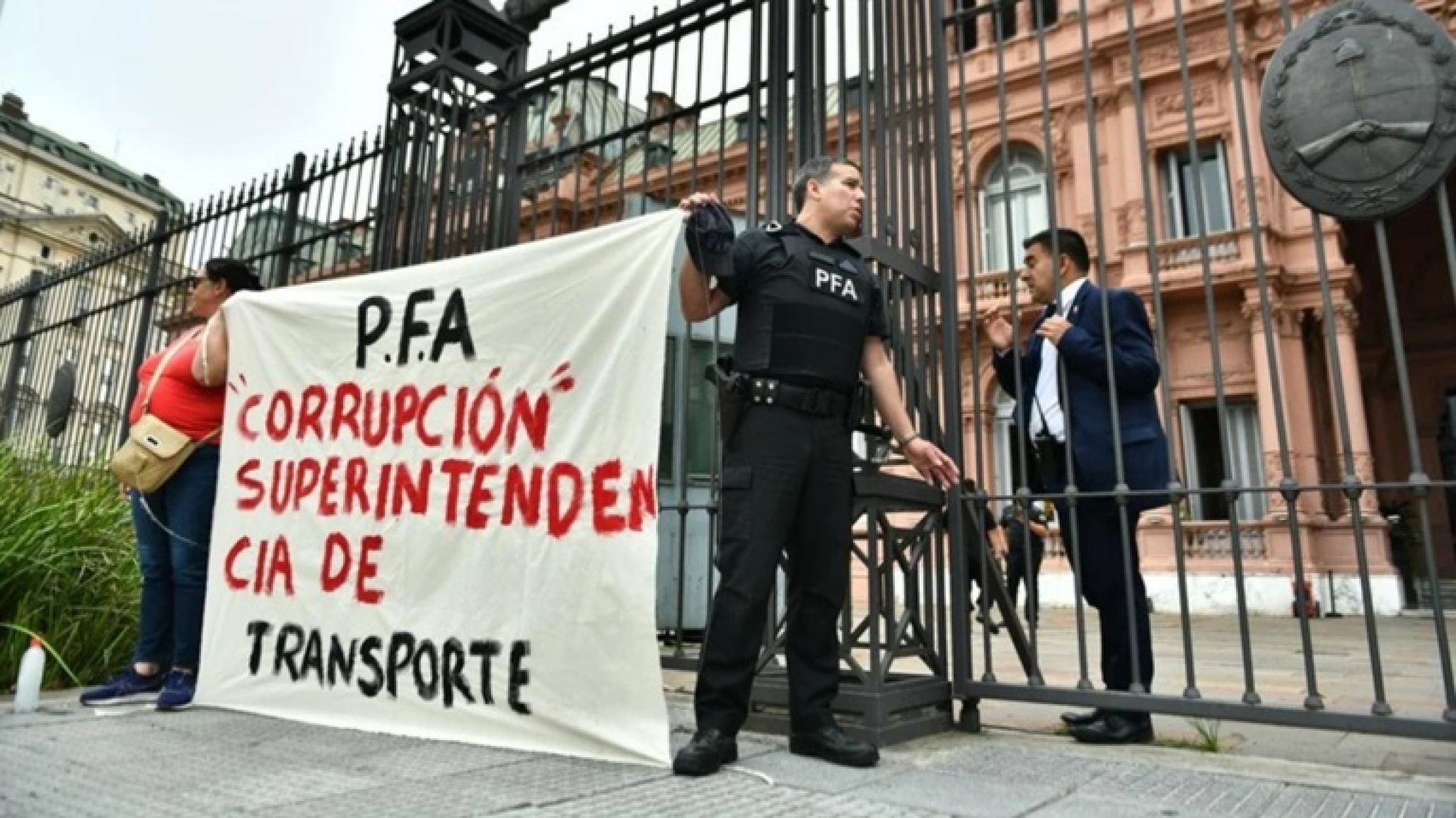 Escándalo en Casa Rosada: un policía federal se esposó a las rejas y denunció "cajas negras" en la fuerza