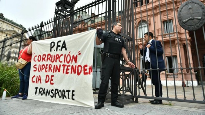 Escándalo en Casa Rosada: un policía federal se esposó a las rejas y denunció "cajas negras" en la fuerza