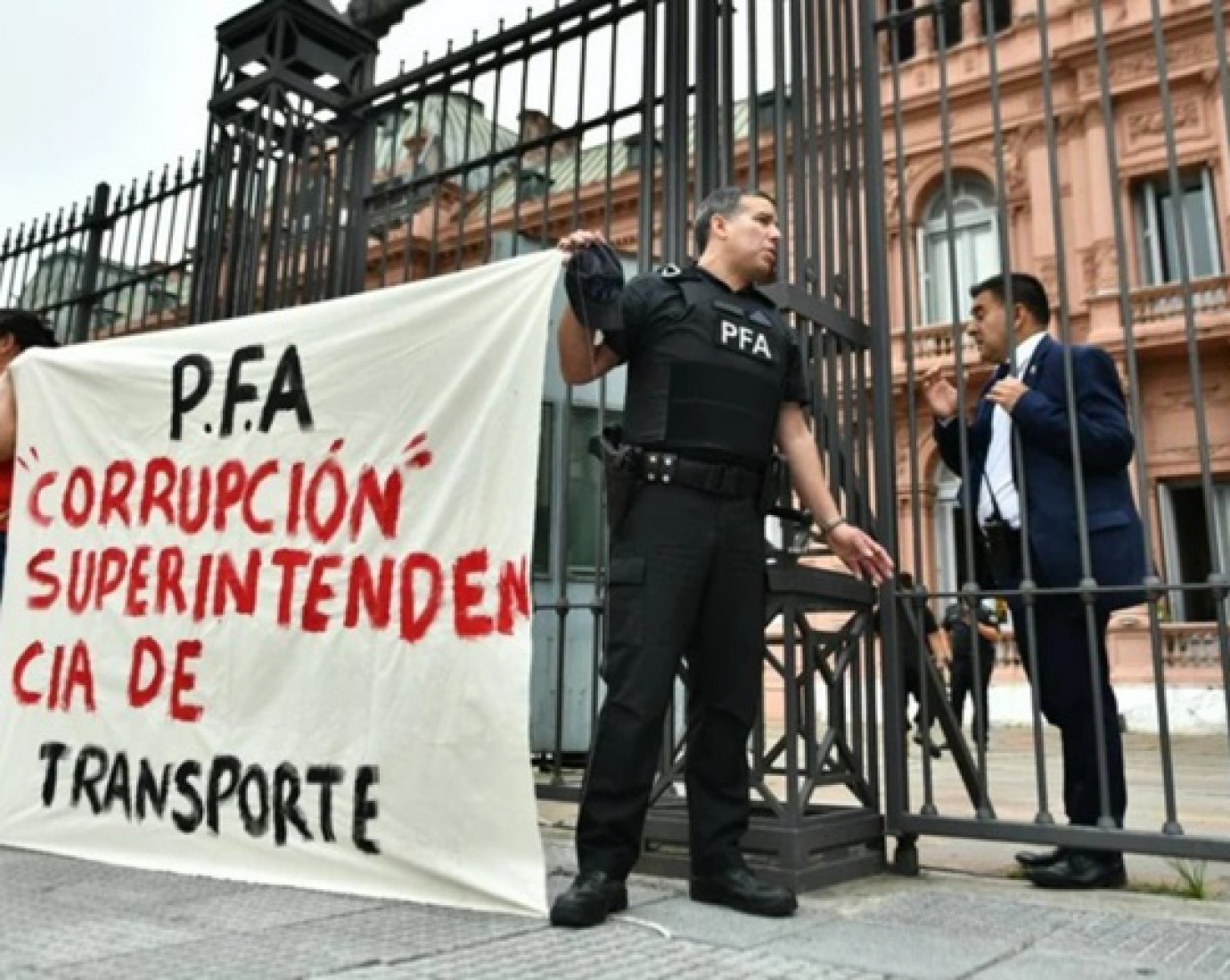 Escándalo en Casa Rosada: un policía federal se esposó a las rejas y denunció "cajas negras" en la fuerza