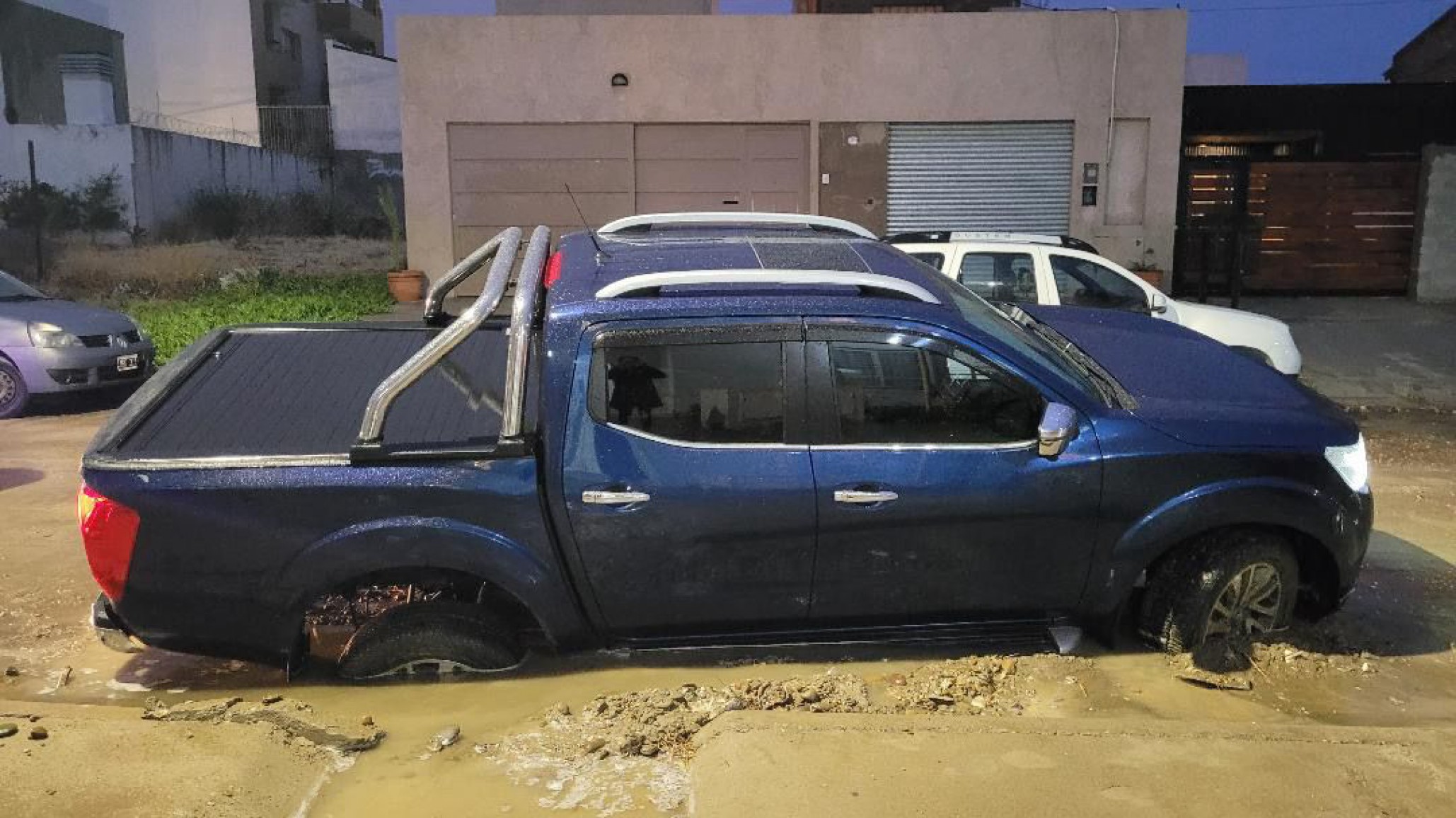Hicieron un arreglo en la calle, no señalizaron y una camioneta terminó hundida