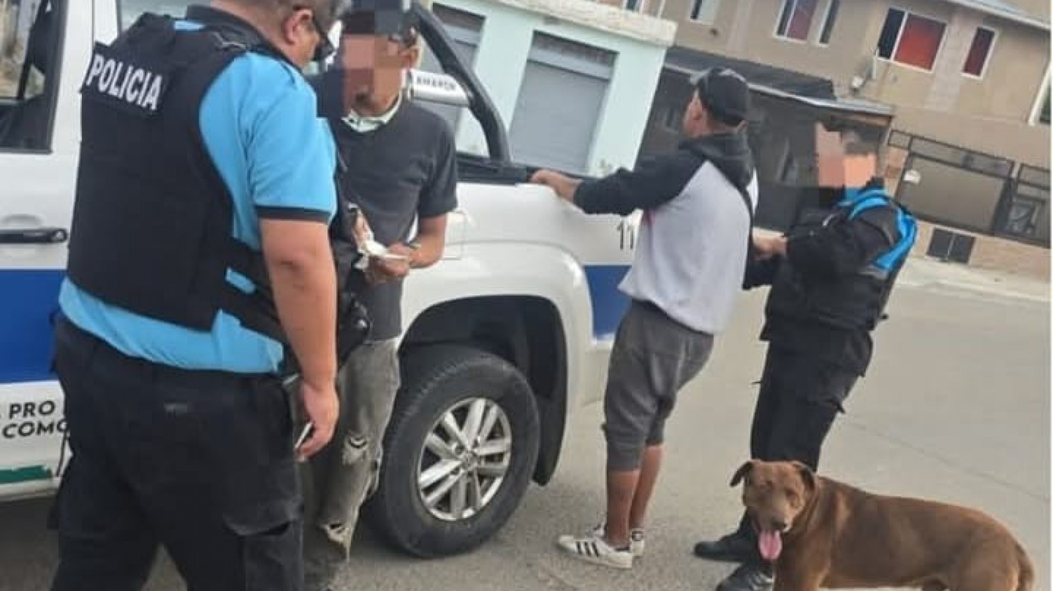 Robó en una carnicería, intentó escapar por las escaleras y terminó detenido con el dinero encima