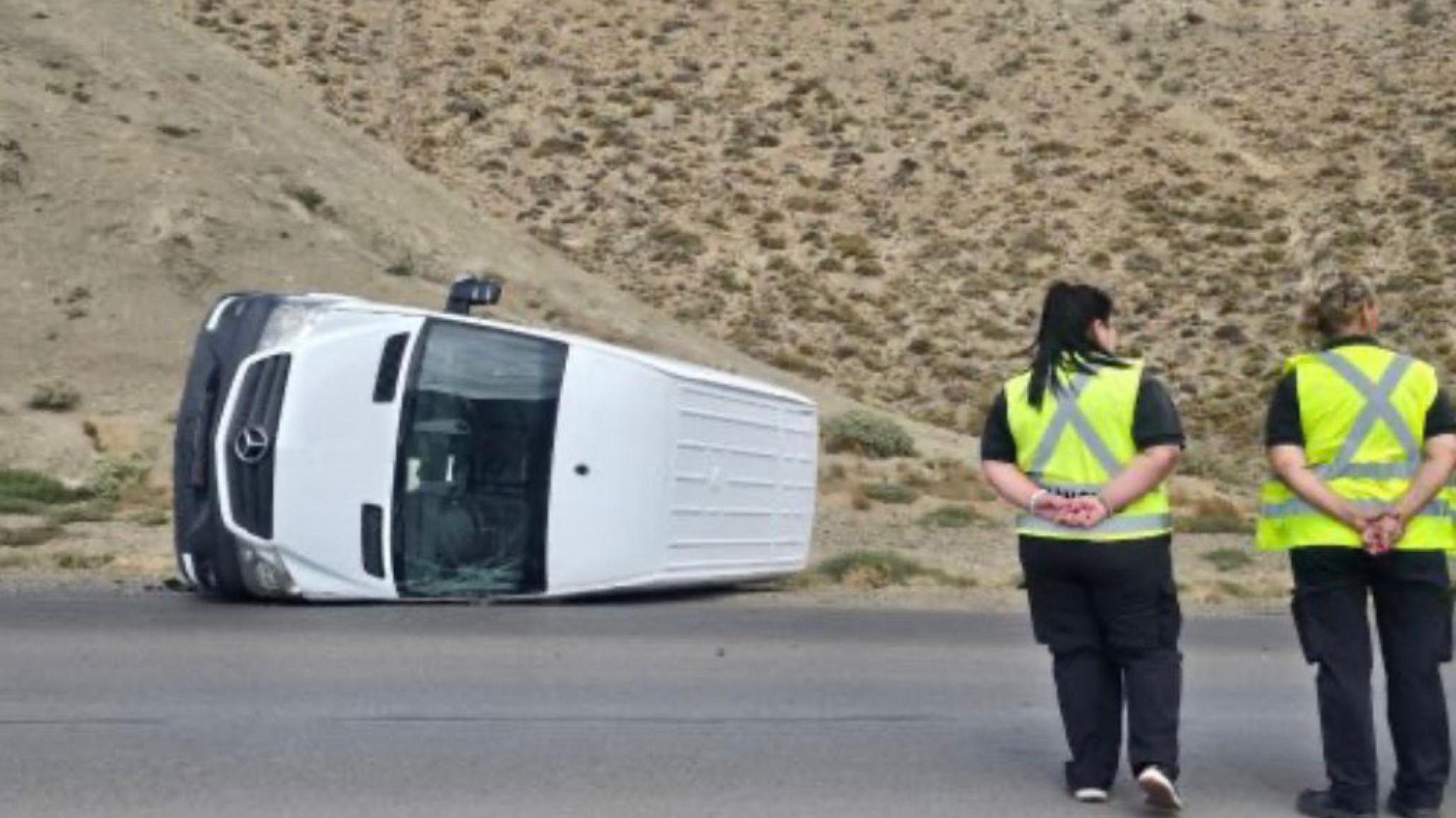 Un utilitario volcó en el Camino Centenario y el conductor resultó herido