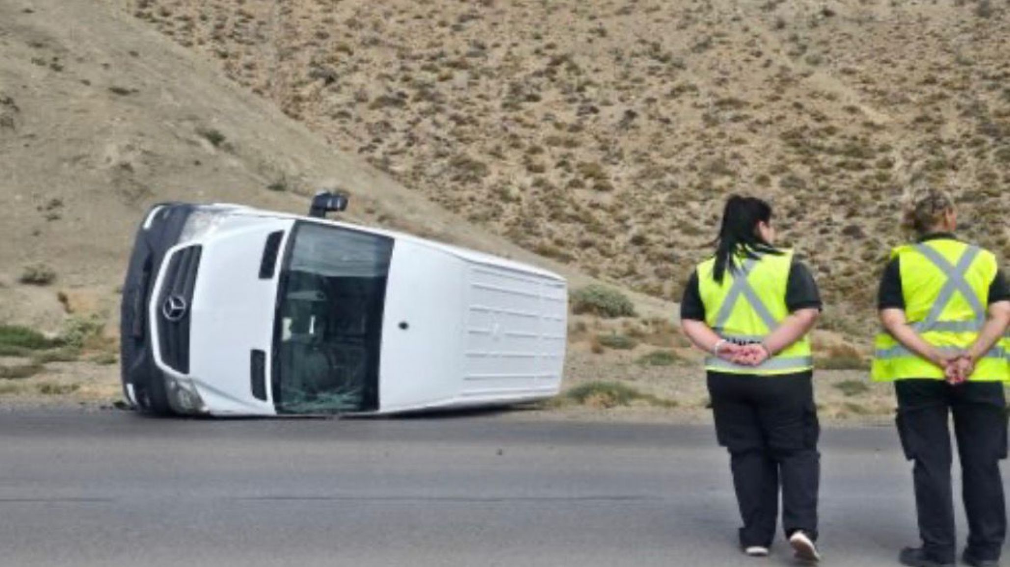 Un utilitario volcó en el Camino Centenario y el conductor resultó herido