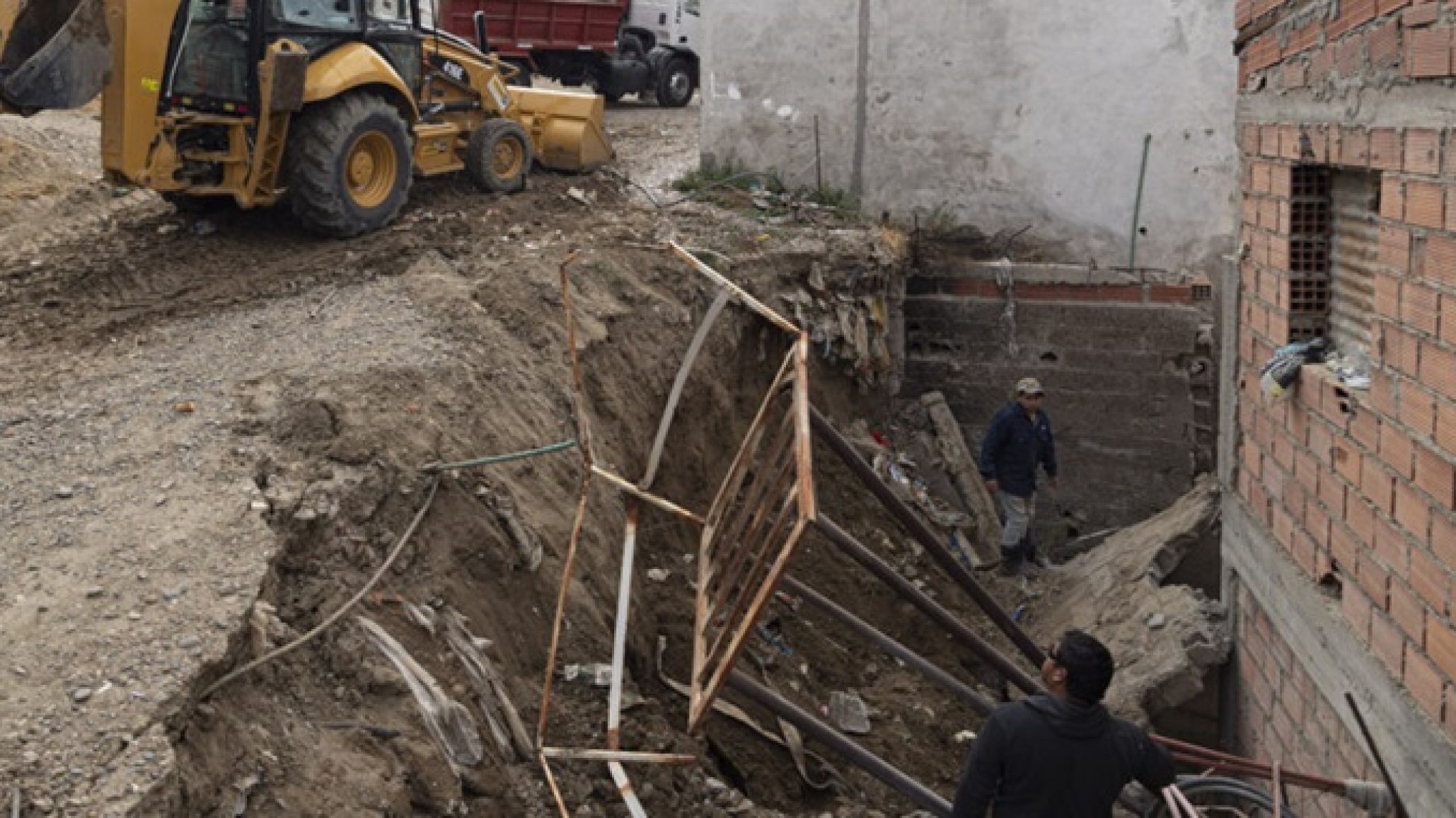 Comodoro: Se derrumbó un paredón sobre una casa y temen nuevos desplazamientos