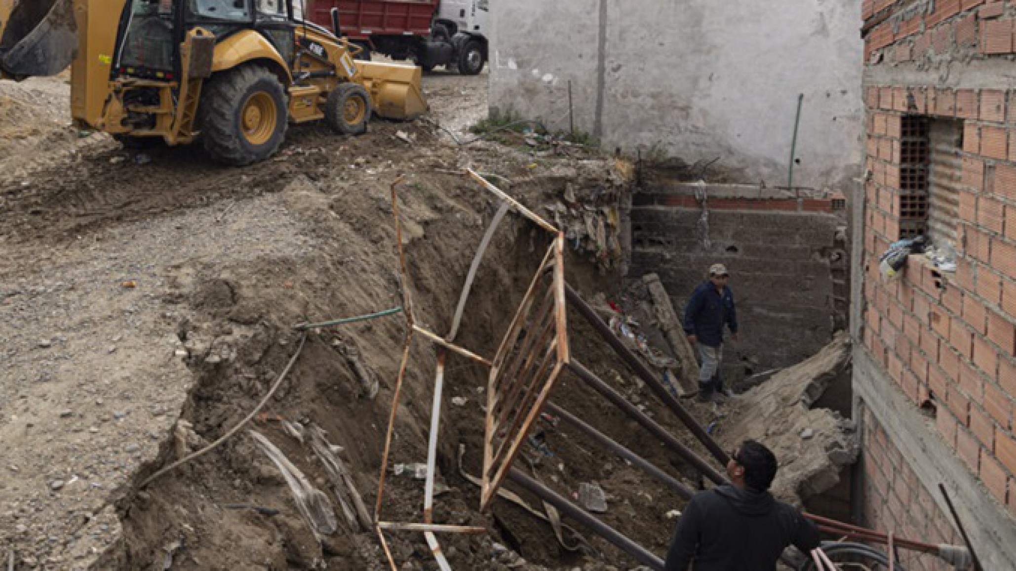 Comodoro: Se derrumbó un paredón sobre una casa y temen nuevos desplazamientos