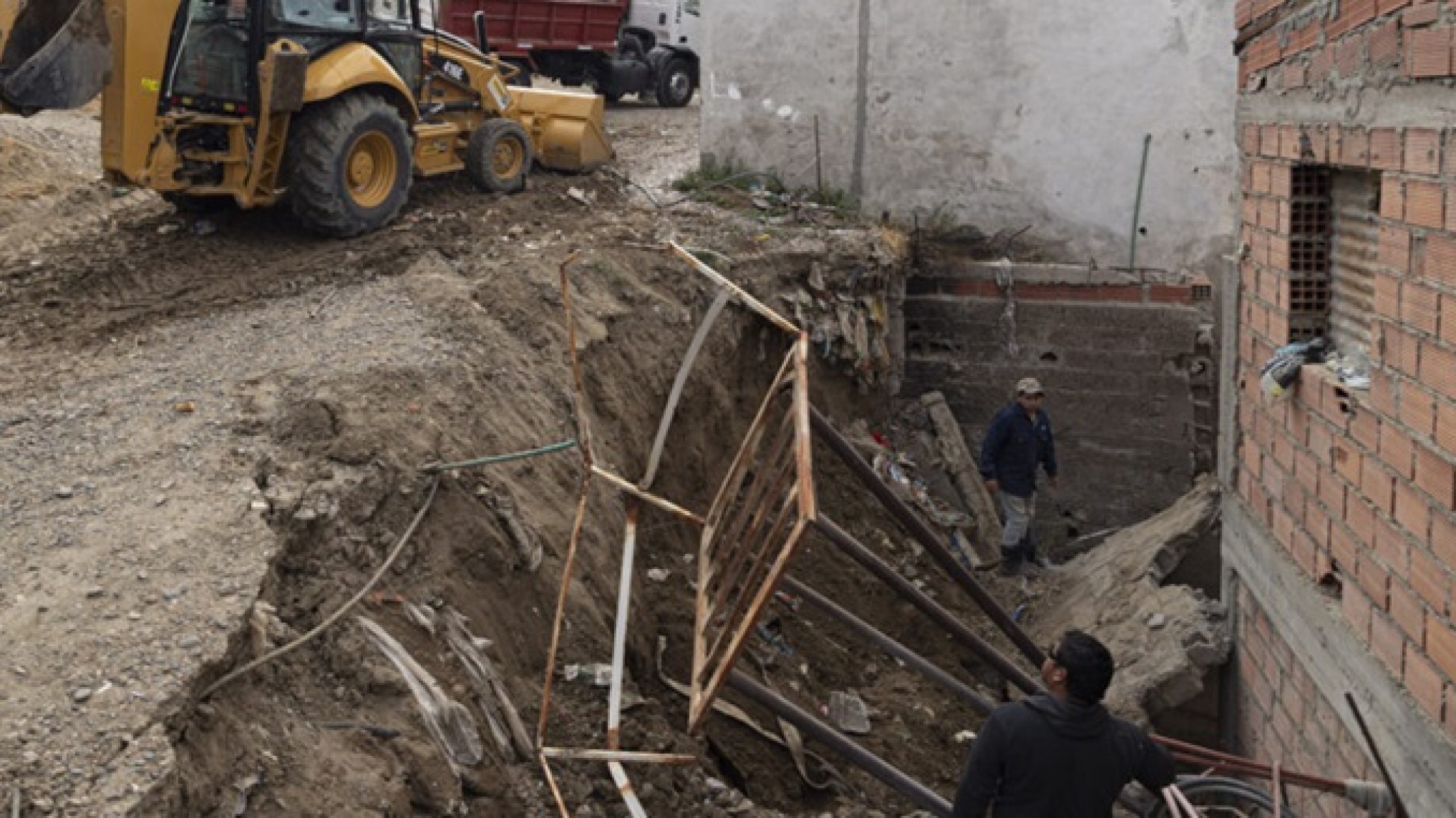 Comodoro: Se derrumbó un paredón sobre una casa y temen nuevos desplazamientos