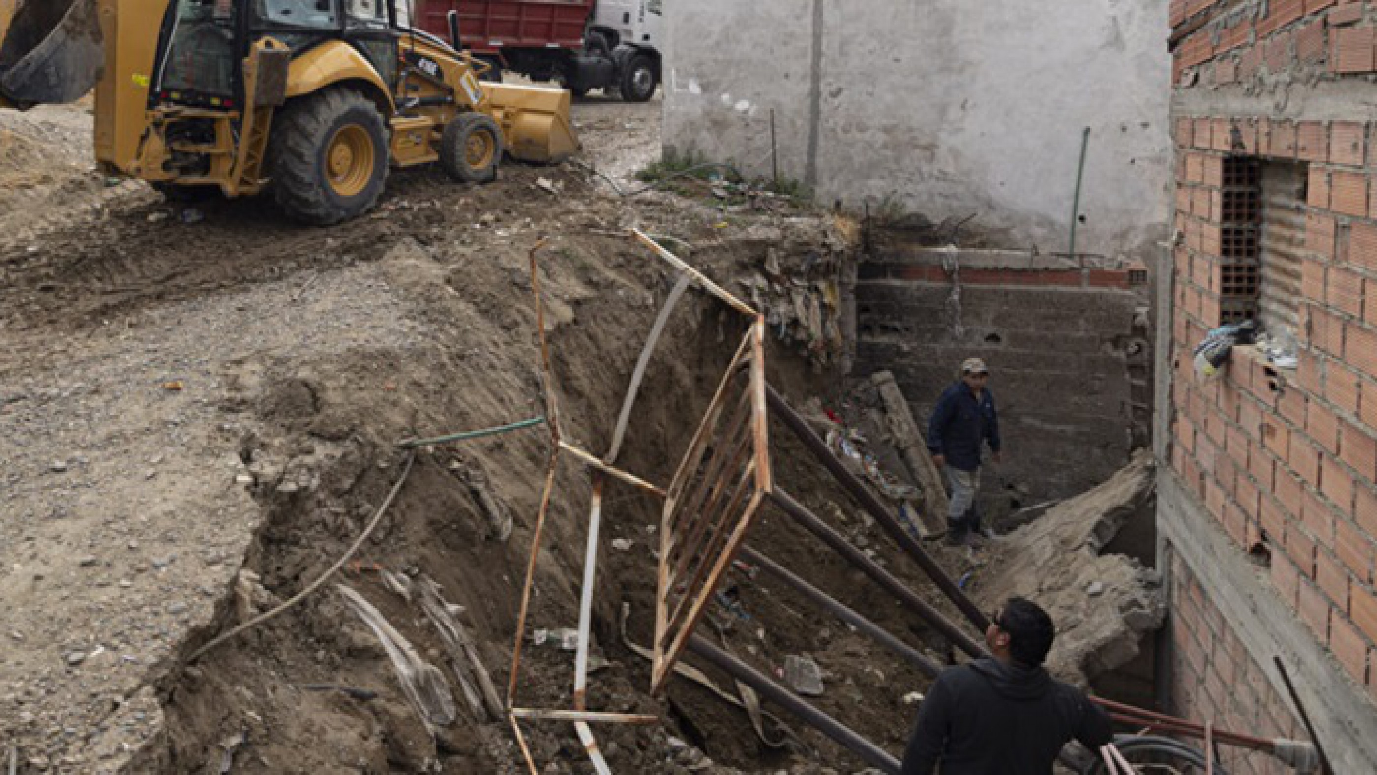 Comodoro: Se derrumbó un paredón sobre una casa y temen nuevos desplazamientos