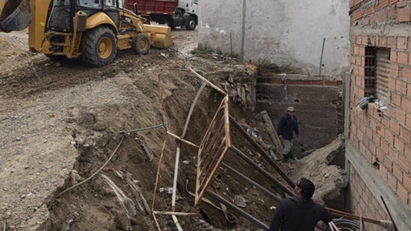 Comodoro: Se derrumbó un paredón sobre una casa y temen nuevos desplazamientos