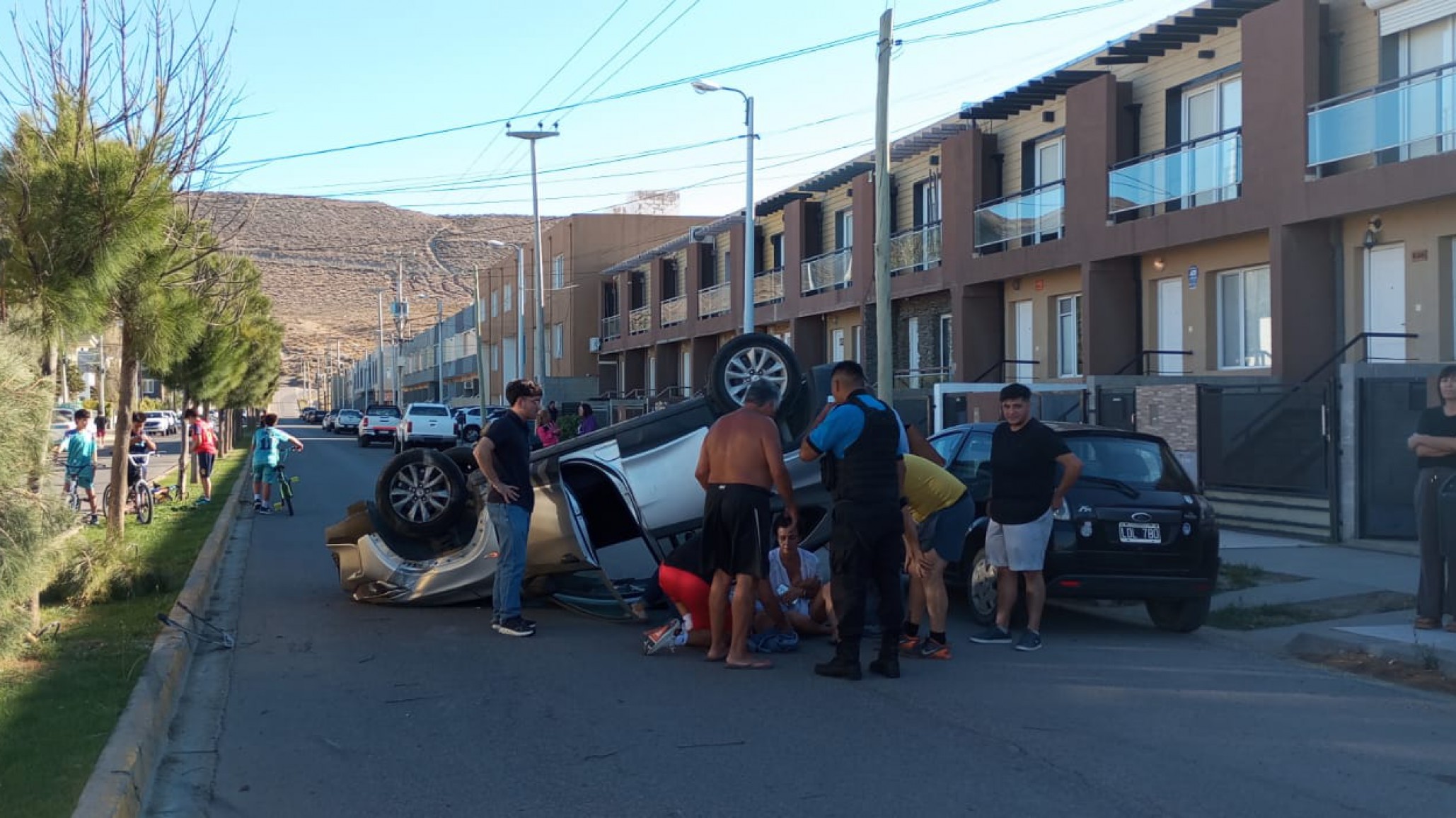 Vuelco vehicular en Rada Tilly: una mujer fue trasladada al Hospital Regional