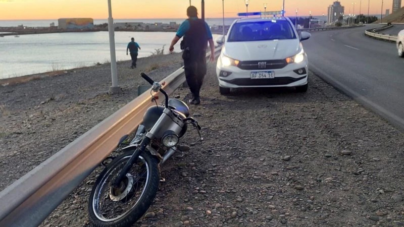 Solicitan ayuda para identificar a un motociclista encontrado inconsciente tras accidente en Comodoro