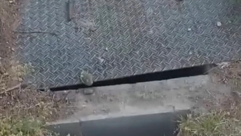 Detectan una grieta en una plaza de Km 5 y alertan a los vecinos