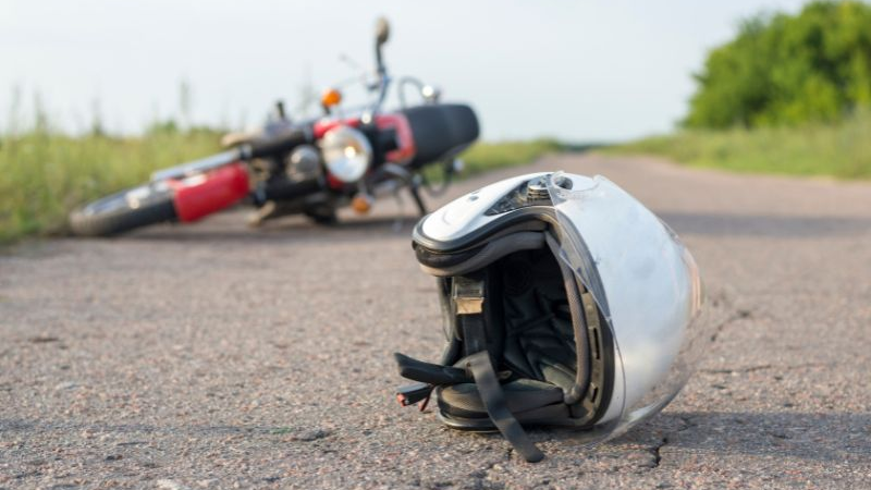 Un motociclista atropelló a un peatón en el centro de Comodoro