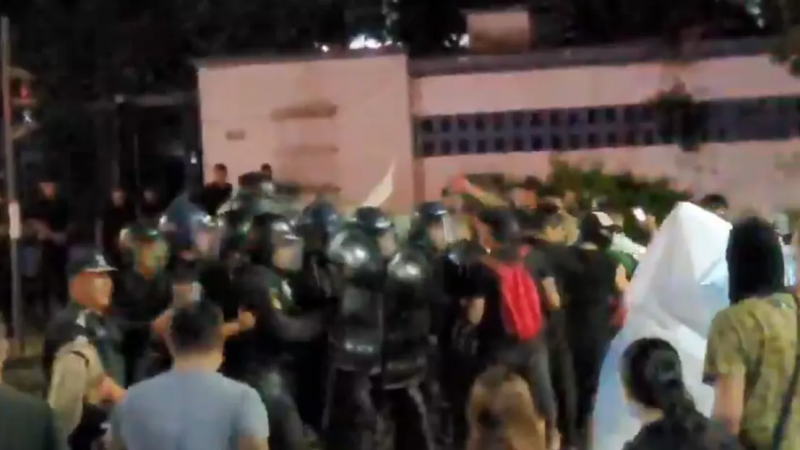 Tensión en Santa Fe: policías protestaban por salarios y fueron reprimidos por otros efectivos