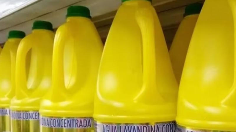 ANMAT prohíbe una marca de lavandina tras la desaparición misteriosa de 60 unidades