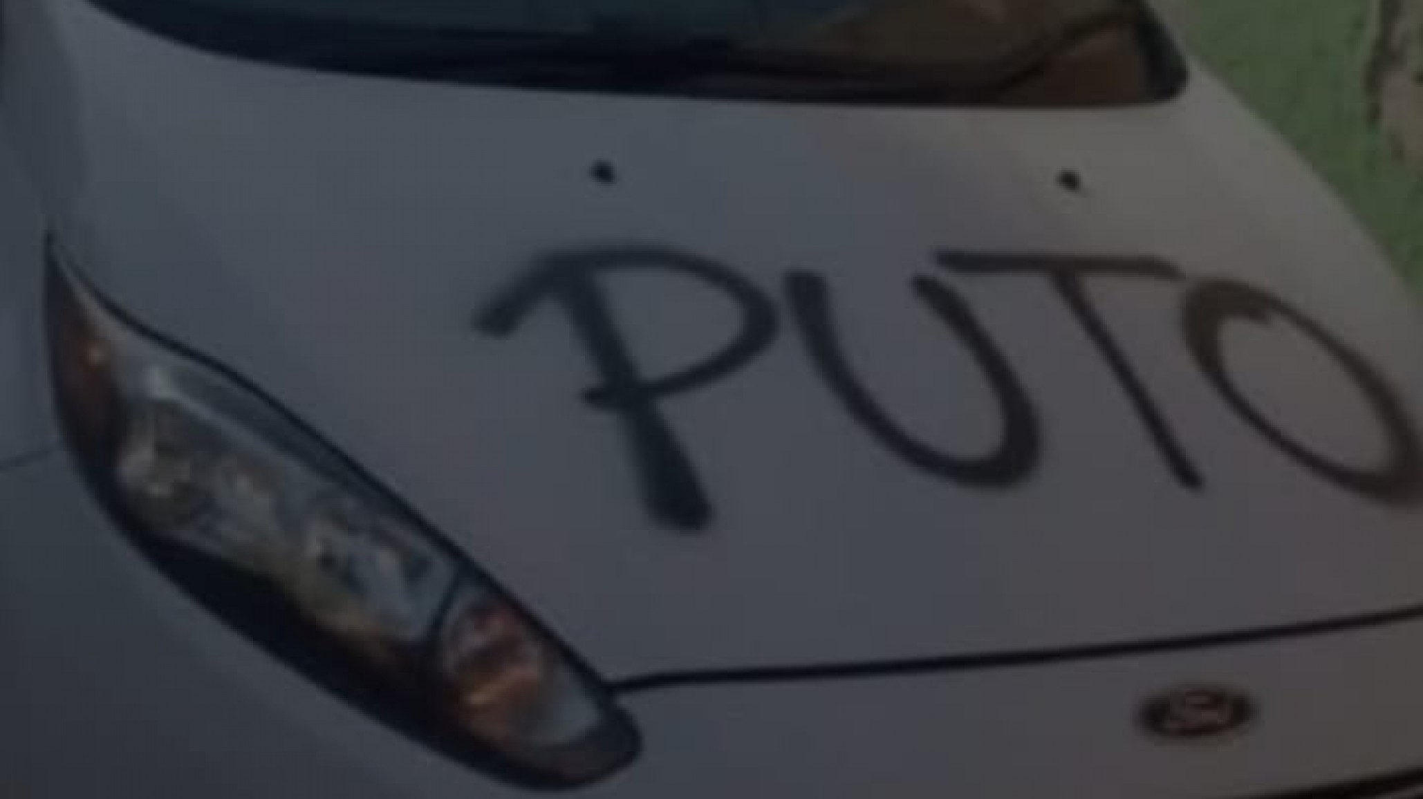 Le prestó el auto a su hijo y la ex novia lo pintó con un insulto: el padre llamó a la reflexión