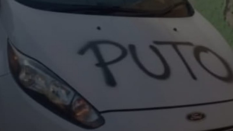 Le prestó el auto a su hijo y la ex novia lo pintó con un insulto: el padre llamó a la reflexión