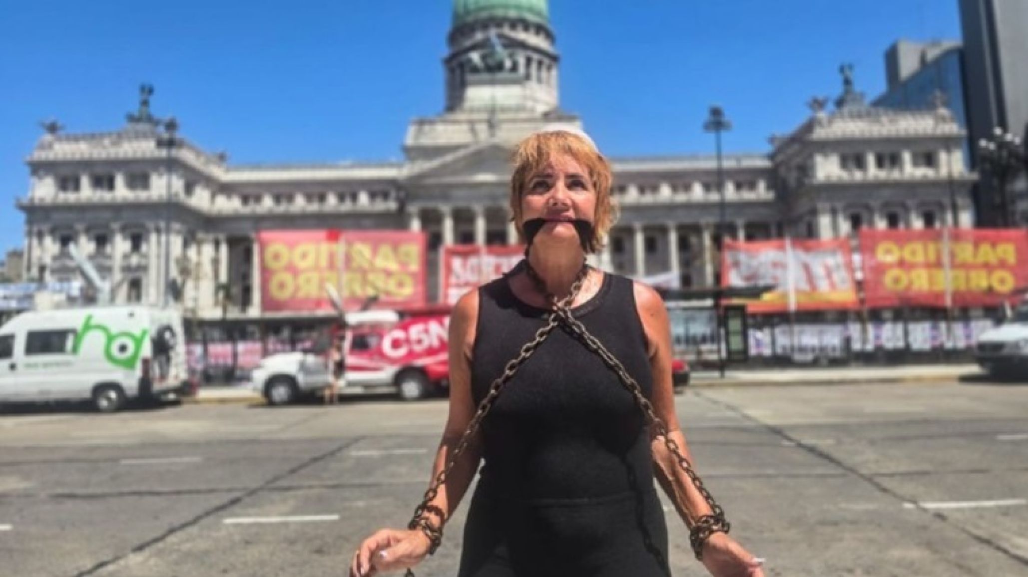 Nancy Pazos se amordazó frente al Congreso en rechazo a la Reforma Laboral