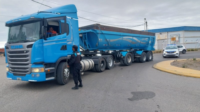 Intentó adelantar en una rotonda y terminó chocando contra un camión