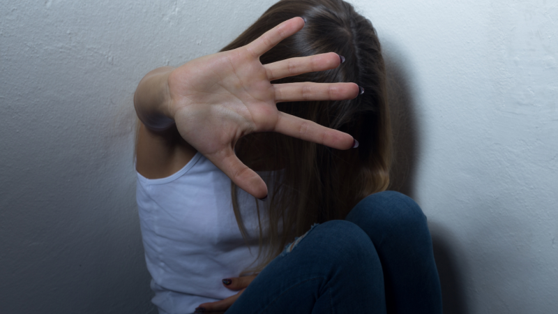 Brutal ataque en una pijamada: la encerraron, la golpearon y la quemaron con cigarrillos