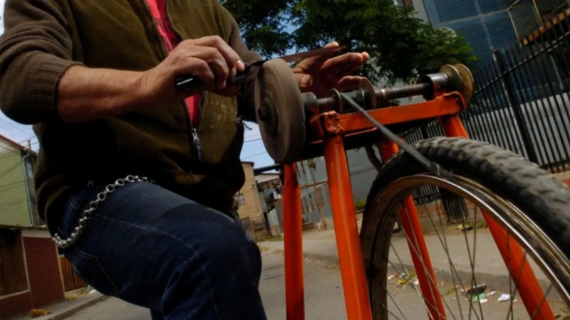 Vecinos de Neuquén denuncian a un afilador de cuchillos por amenazas y extorsión