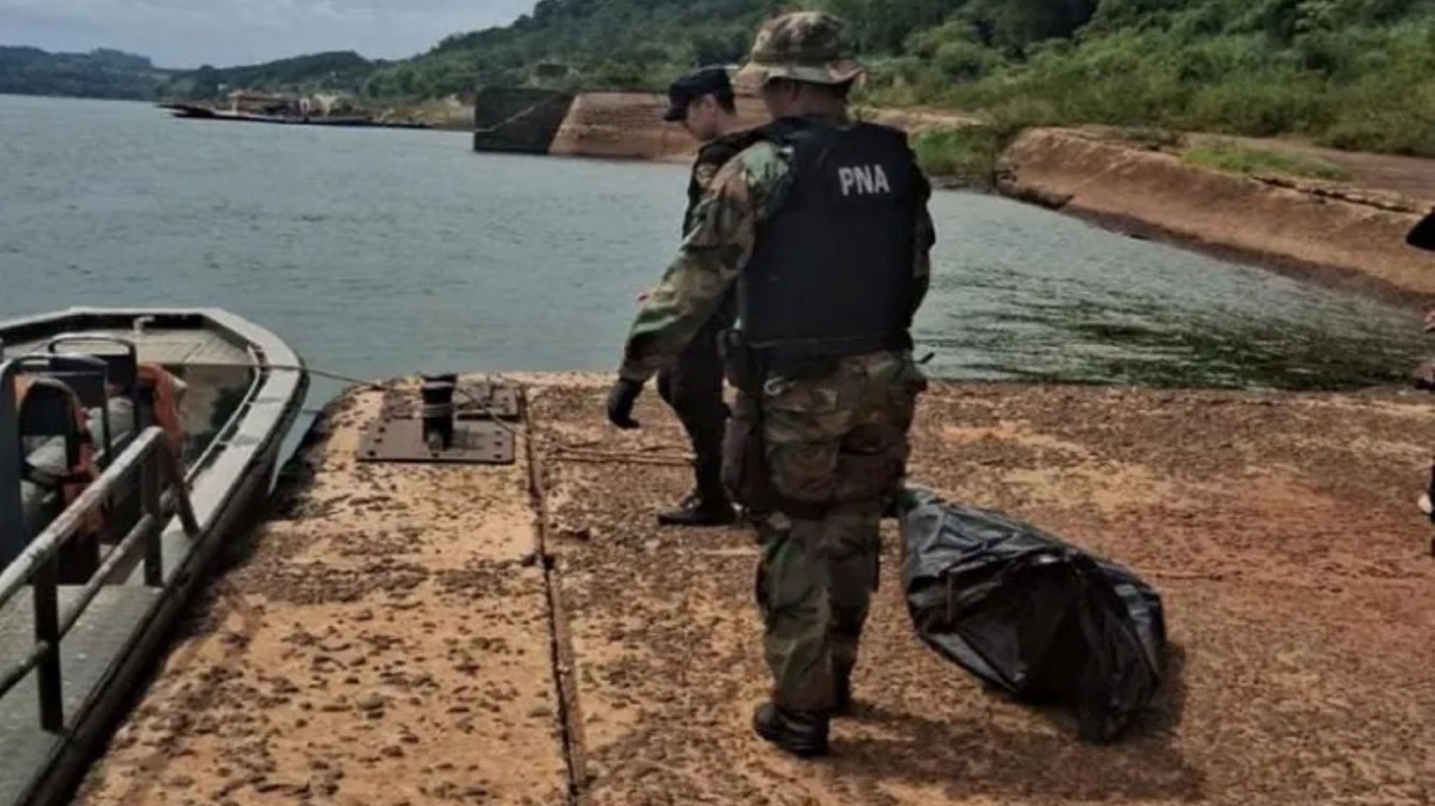 Hallaron un cuerpo atado en el río Paraná en Misiones
