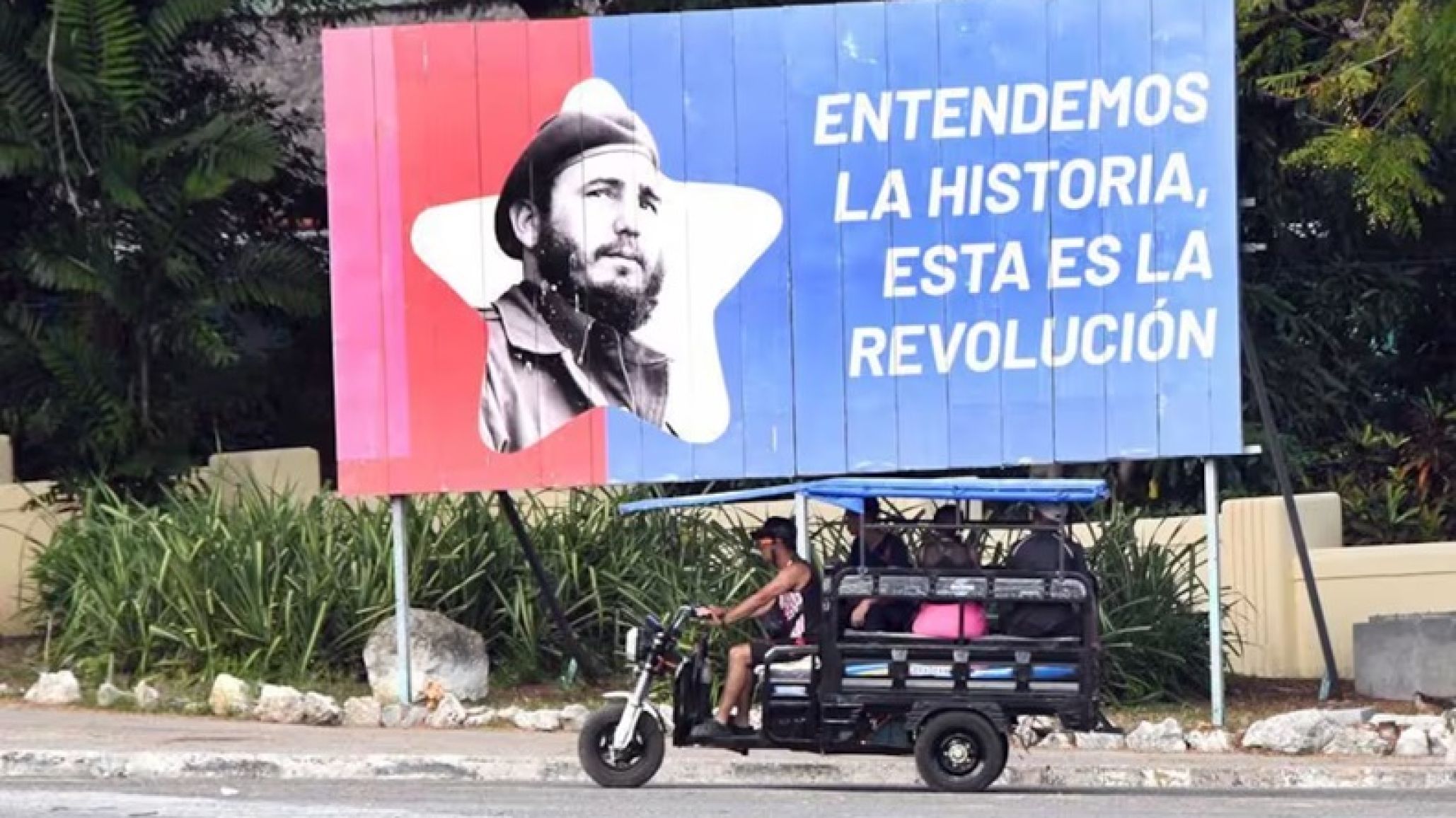 Apagones récord, éxodo aéreo y colapso del transporte: los daños del nuevo "paquetazo" en Cuba