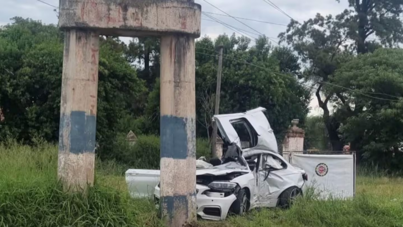 Accidente fatal: dos jóvenes murieron tras chocar contra un poste de alta tensión
