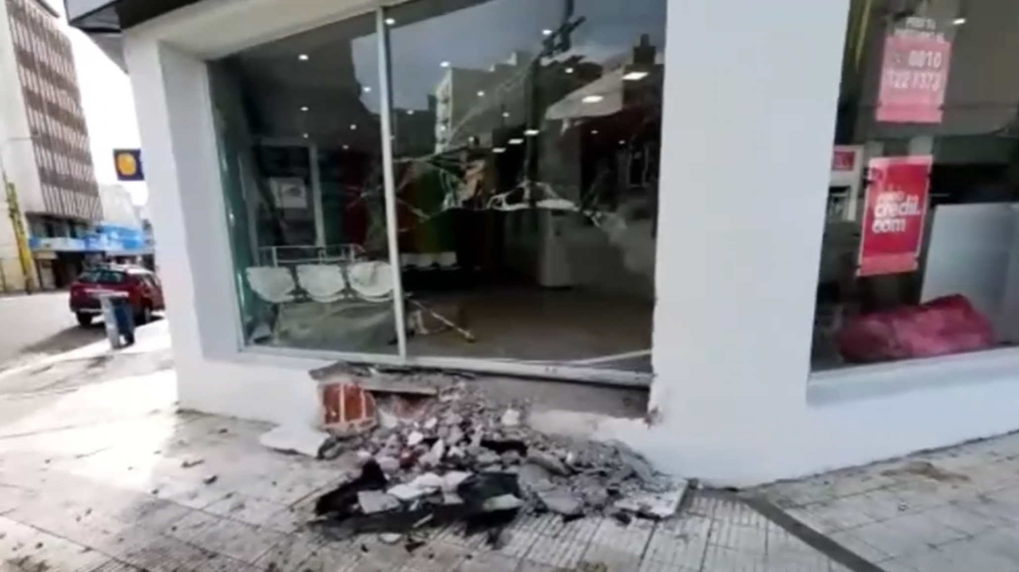 Un auto terminó incrustado en una financiera del centro