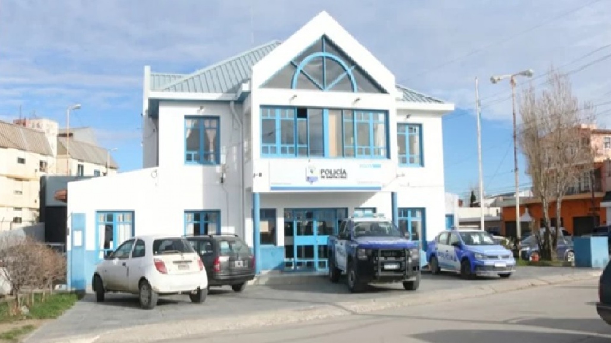 Asaltaron a un trabajador petrolero, le robaron el auto y chocaron: una pareja detenida