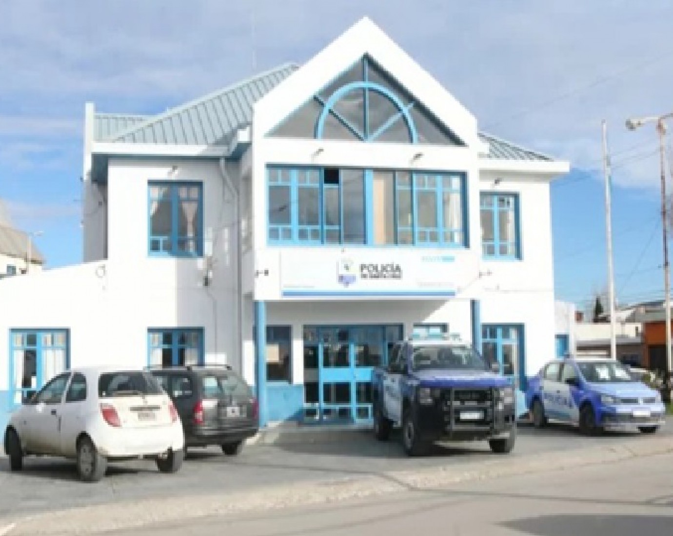 Asaltaron a un trabajador petrolero, le robaron el auto y chocaron: una pareja detenida