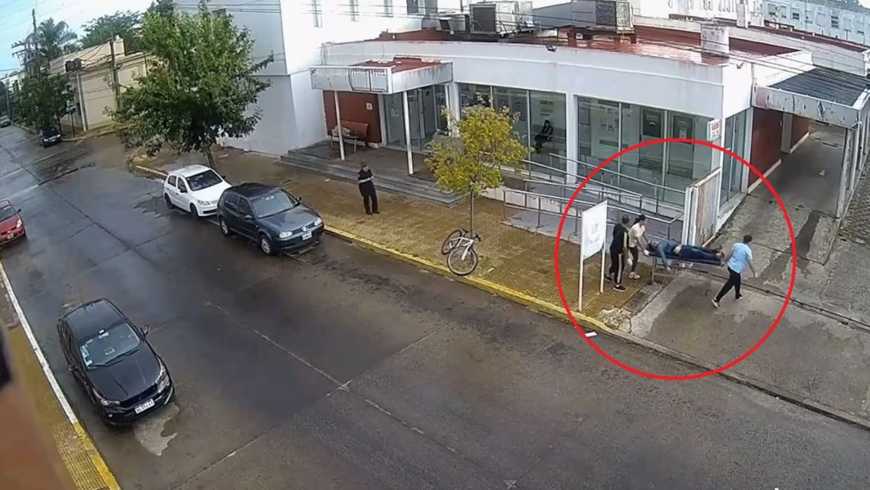 Balearon a un joven en una fiesta y lo abandonaron herido en la puerta de un hospital